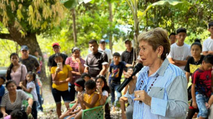 Moscoso visitó las comunidades de Caimital y Toabre.