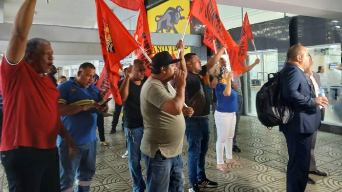 Simpatizantes de Genaro López a las afueras del SPA en Plaza Ágora.