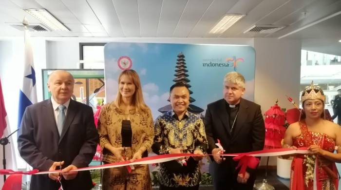 La Embajada de la República de Indonesia en Panamá inauguró este lunes 20 de mayo la exhibición de arte ‘Batik for the world’,