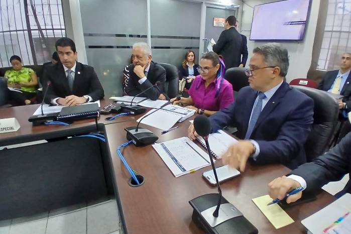 José Ramón Icaza, ministro para Asuntos del Canal; Ricaurte Vásquez, administrador del Canal de Panamá; y la subadministradora Ilya Espino de Marotta en la Comisión de Presupuesto de la Asamblea Nacional.