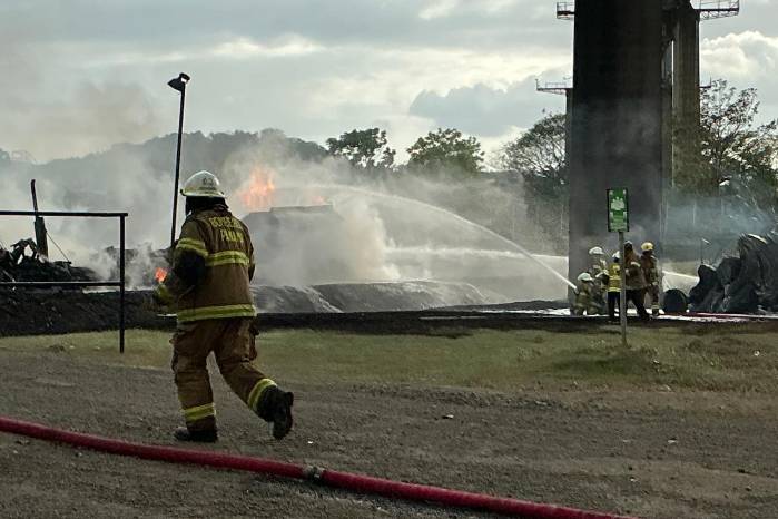 Los Bomberos mantiene en curso la búsqueda de una posible persona atrapada dentro del área afectada.