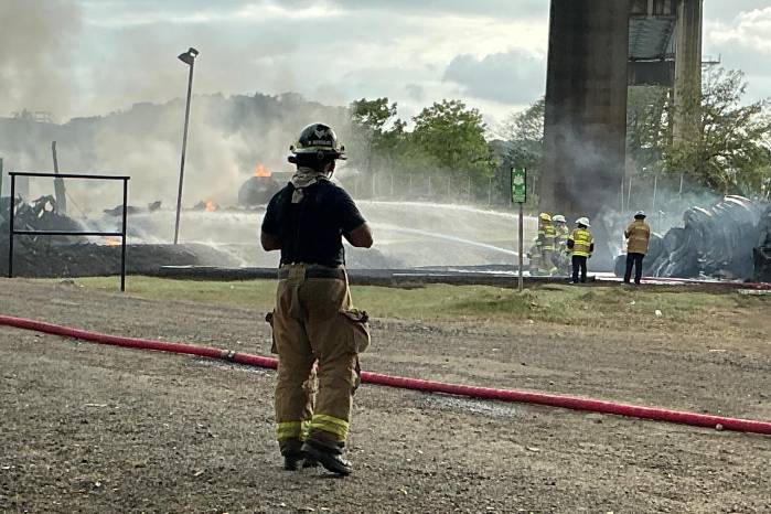 Varios bomberos se vieron afectado por el humo.