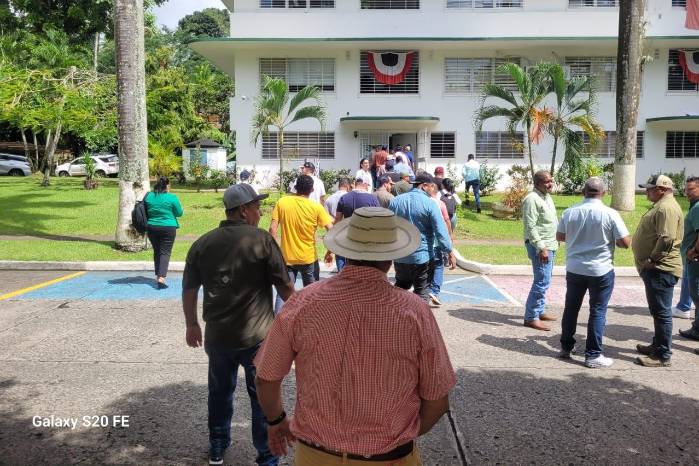 Productores de arroz y otros integrantes se reúnen en los predios del MIDA en Curundú.