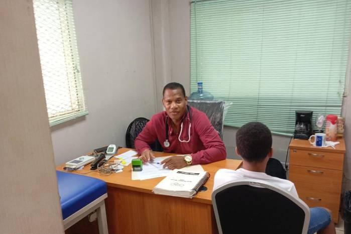 El doctor Luis Leslie busca ampliar los servicios del consultorio.