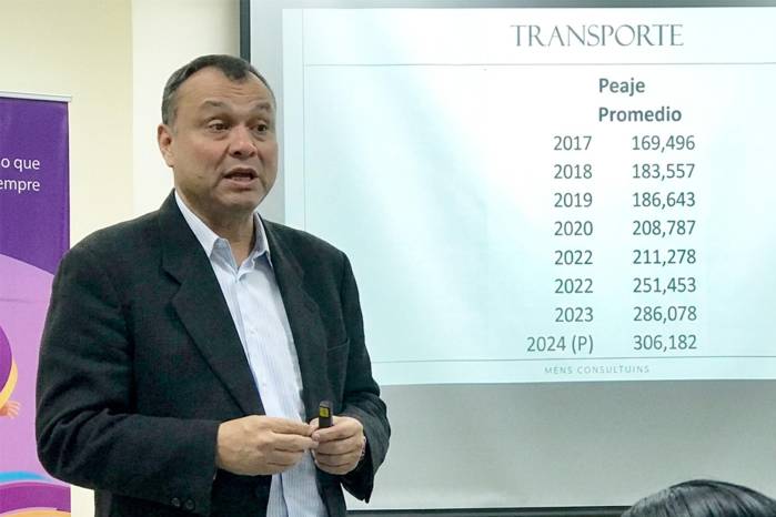 El economista Mike Magallón, de Mens Consultores, durante la presentación del análisis.