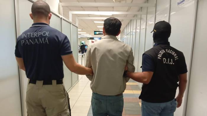 Los informes indican que luego de supuestamente cometer el doble homicidio logró huir de España a China.