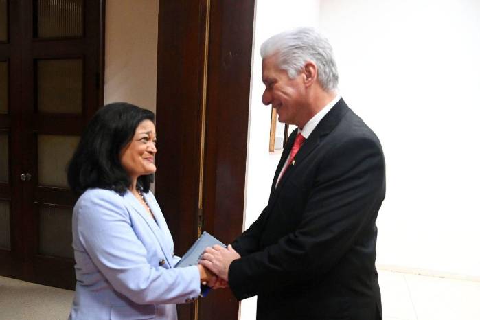 La congresista demócrata estadounidenses Pramila Jayapal saludando al presidente Cubano, Miguel Díaz-Canel Bermúdez.