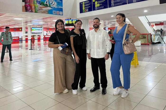 Las tres ciudadanas panameñas, en compañía del Embajador de Panamá en Cuba, Edwin Pitty, a punto de abordar el vuelo en el Aeropuerto de La Habana.