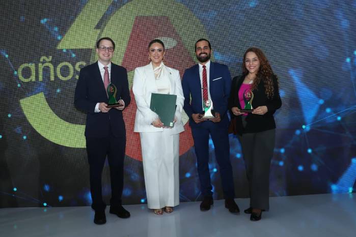 En el orden usual: Leonardo Grinspan, de Radio Panamá; Ivette Leonardi, presidenta de la junta directiva del Fórum de Periodistas 2026 y editora general de La Estrella de Panamá; Juan Cajar Cajar y Mary Triny Zea, periodistas ganadores de premios.