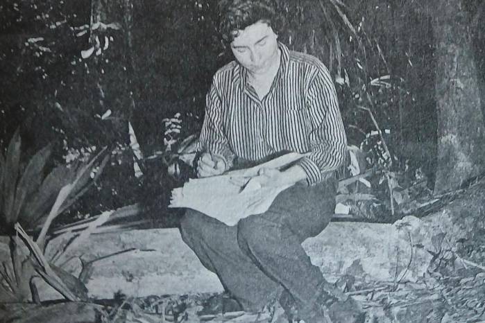 1961. Reina organizando sus apuntes de campo sentada en un tronco. Fuente: Revista Lotería 14-16, 1982, p. 189. De la Colección Araúz-Torres.