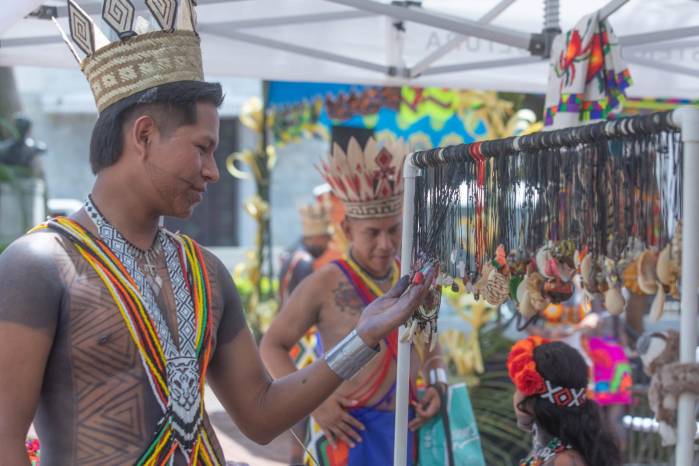 Artesanos indígenas exhiben sus creaciones en la Plaza Catedral del Casco Antiguo.