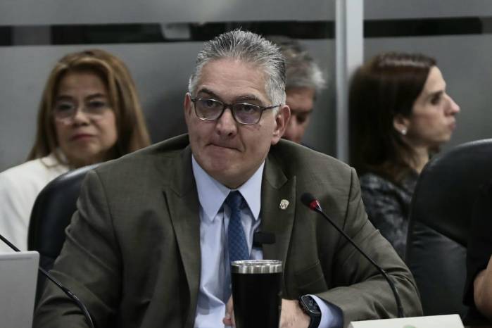 El ministro de la Presidencia, Juan Carlos Orillac, defendió ante la Asamblea el presupuesto de 2026, en medio de cuestionamientos por obras y publicidad estatal.