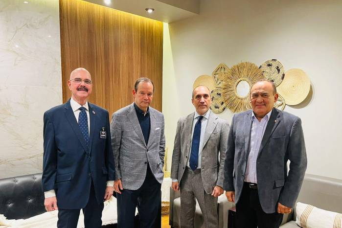 Martínez-Acha fue recibido en el aeropuerto Silvio Pettirossi por el vicecanciller de Paraguay, Víctor Verdún, junto a los embajadores Enrique Jara Ocampos (Paraguay en Panamá) y Humberto Jirón Soto (Panamá en Paraguay).