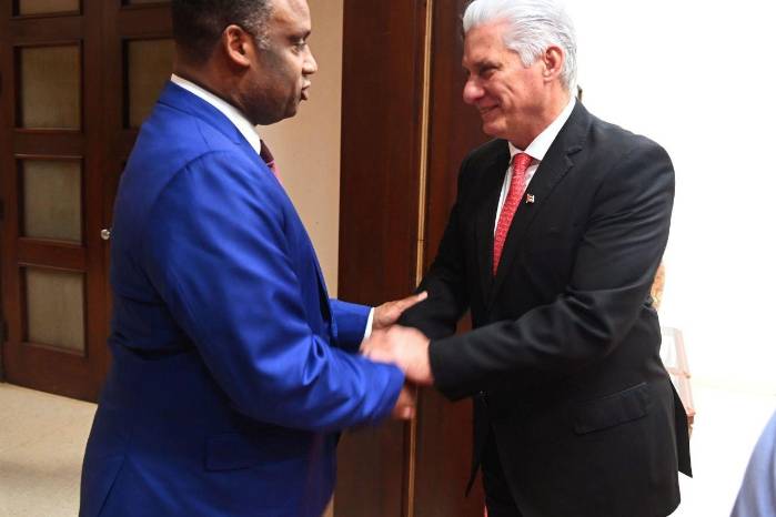 Jonathan Luther Jackson, congresista demócrata estadounidenses saluda al presidente de Cuba, Miguel Díaz-Canel Bermúdez (der.)