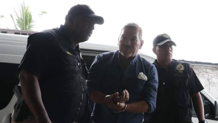 Genaro López llega a la audiencia en el Sistema Penal Acusatorio.