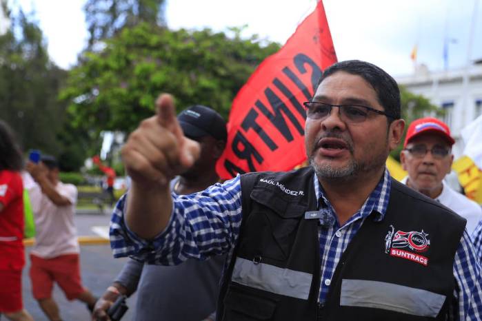 Saúl Méndez, dirigente del Suntracs en medio de una manifestación en ciudad de Panamá.