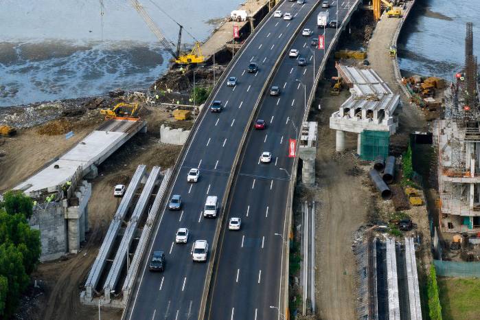 Trabajos de ingeniería con maquinaria pesada para la instalación de vigas de 53 metros en el entronque de Costa del Este.