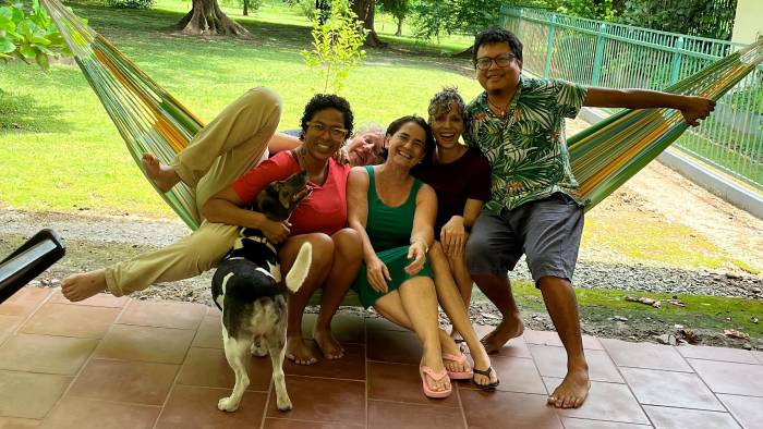 Felices de haber concluido la tarea.