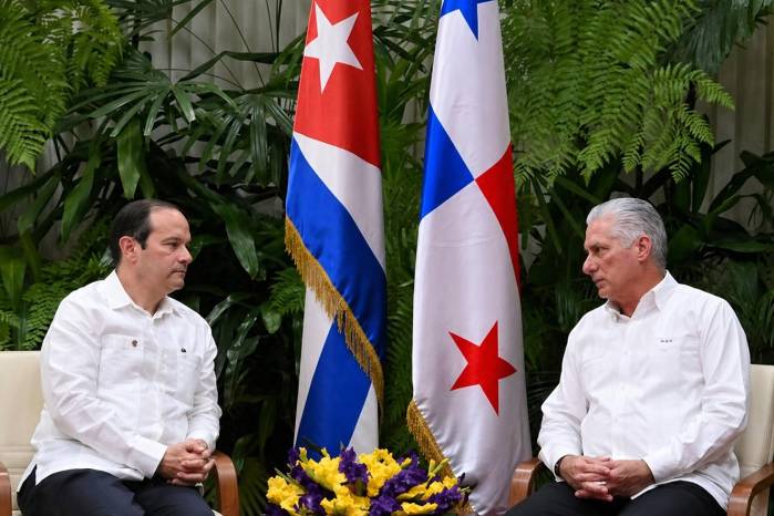 El canciller Javier Martínez-Acha y el presidente de Cuba Miguel Díaz-Canel sostuvieron un encuentro el 25 de marzo en el Palacio de La Revolución en La Habana