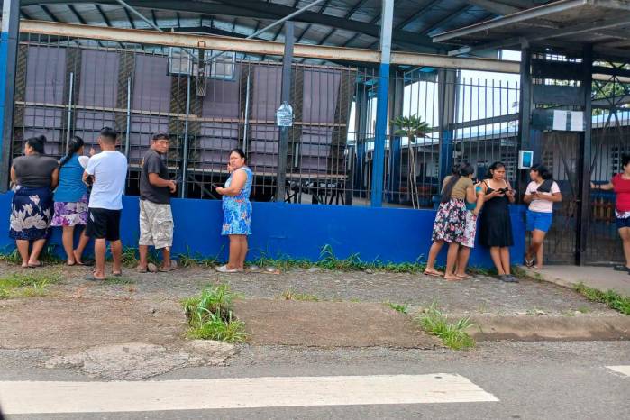 La oficina del sindicato de bananeros se mantiene cerrada, mientras los educadores se encuentran replegados en sus casas.