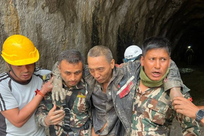 Un grupo de militares del Nepal rescata a un trabajador chino de un túnel de Upper Trishuli