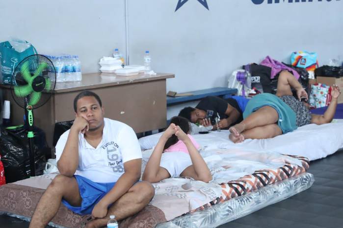 Tras perderlo todo las familias afectadas por el incendio en San Felipe intentan reconstruir sus vidas desde un albergue temporal.