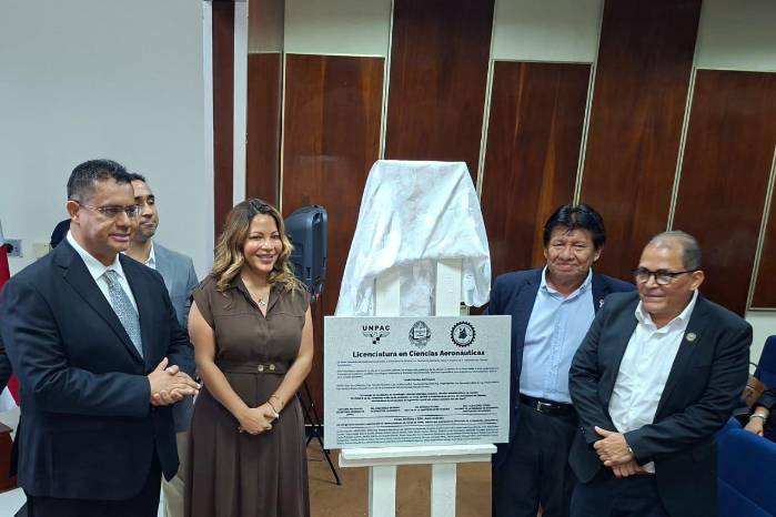 Autoridades universitarias y representantes de UNPAC participaron en la apertura del programa.