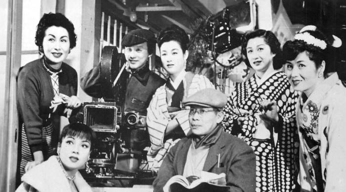 Kenji Mizoguchi acompañado de su equipo de trabajo y elenco.