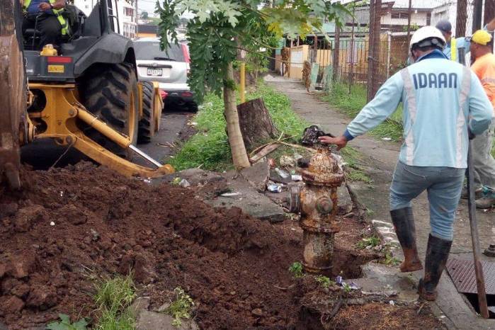 Funcionarios del Idaan en medio de operativo de reparación en la ciudad de Panamá.