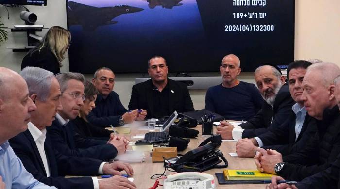 El primer ministro de Israel, Benjamin Netanyahu, este sábado convocó al Gabinete de Guerra con carácter de urgencia en la madrugada de este domingo en respuesta al ataque con drones y misiles iniciados por Irán contra su territorio. EFE / Ministerio de Defensa Israelí.