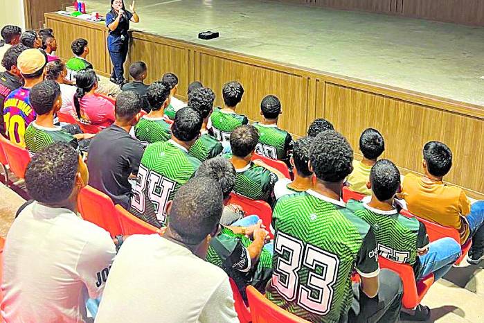 Diana Medina (al fondo) ha sido la encargada de dictar las charlas a los atletas panameños.