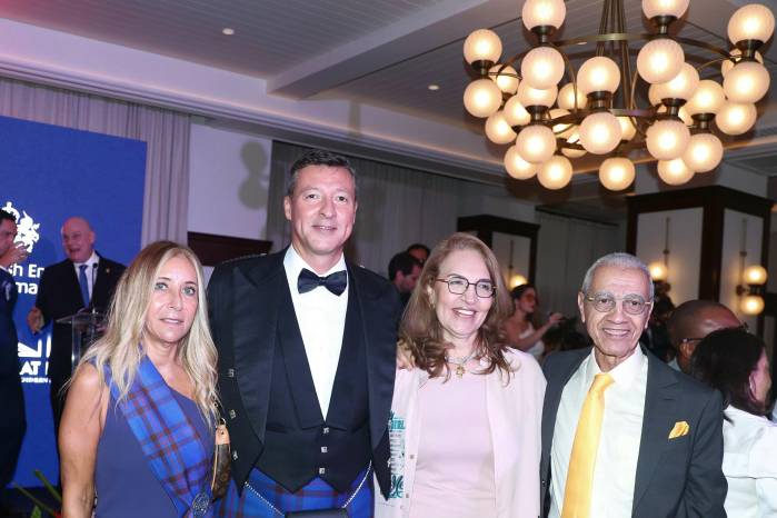 A la fiesta, asistieron decenas de invitados entre ellos, destacados miembros de la política, la diplomacia y la cultura.