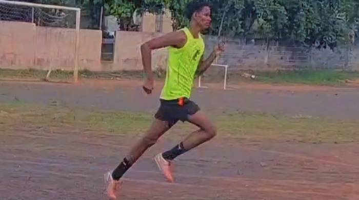 El vallista Ángel Perlaza entrena en un campo del Nazareno, de La Chorrera, porque no hay instalaciones para los atletas de esta disciplina.