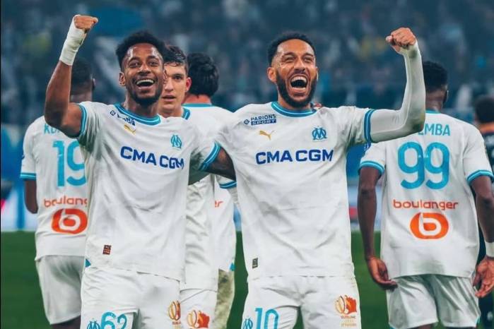Michael Murillo (izq.) celebrando un gol con Aubameyang durante un partido.