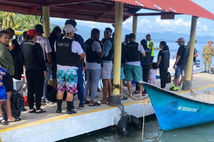 El personal de la AMP junto a otras instancias verifican la documentación obligatoria, que incluye la certificación técnica de la nave, la licencia de operación correspondiente y los permisos exigidos por la autoridad competente.