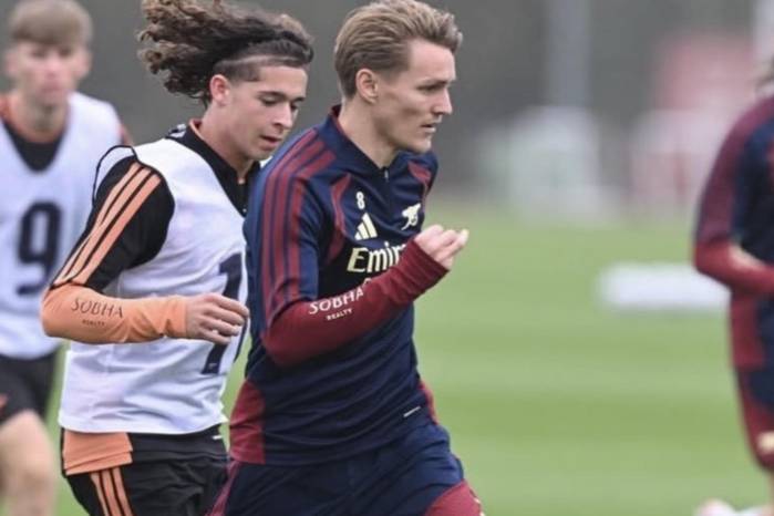 El futbolista panameño-inglés del Arsenal, Luis Muñoz (izq.) entrenándose junto a Martín Odergaard.