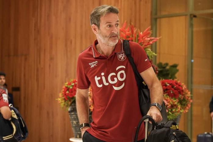 Thomas Christiansen en su arribo a la India para los próximos duelos amistosos del equipo.
