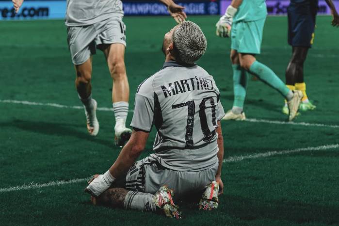 Cristian Martínez celebrando su gol con el Slovan Bratislava.