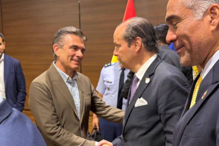 En la imagen el presidente boliviano Rodrigo Paz saluda al canciller panameño Javier Martínez-Acha Vásquez.