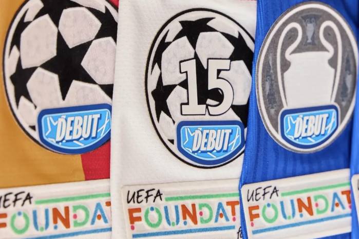 Los parches que utilizarán Andrés Andrade y Cristian Martínez por su debut en la Champions League.