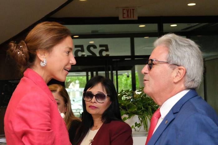El ministro de Salud, Fernando Boyd Galindo, y la embajadora de Panamá ante la OEA, Ana Irene Delgado.