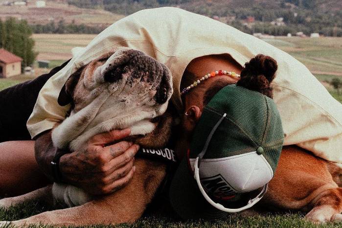 Lewis Hamilton junto a su bulldog, Roscoe.