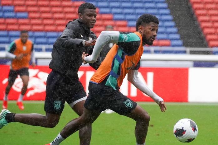 Omar Valencia (izq.) y Amir Murillo durante un entrenamiento con la selección de Panamá.