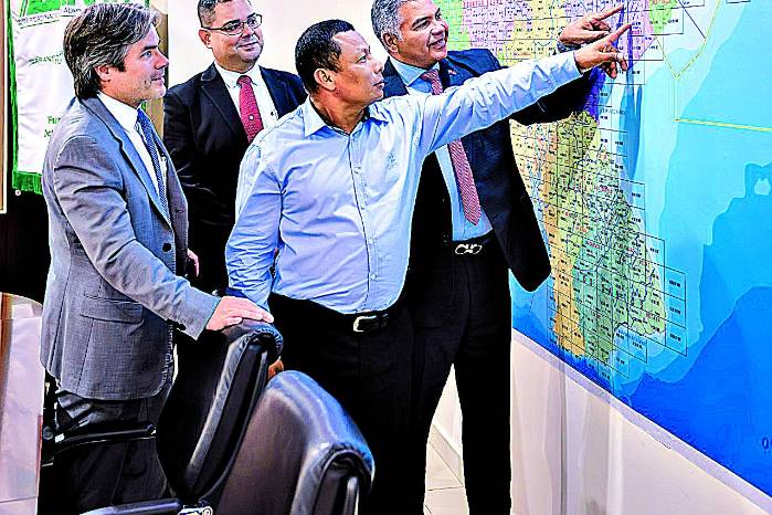 Reunión entre representantes de la Asociación de Alcaldes de Panamá y el administrador de la Anati, Andrés Pagés, con el objetivo de abordar temas relacionados con el catastro, la administración de tierras y la planificación territorial.