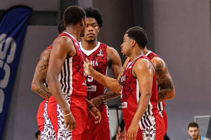 Jugadores de la selección de baloncesto durante el partido contra Uruguay.