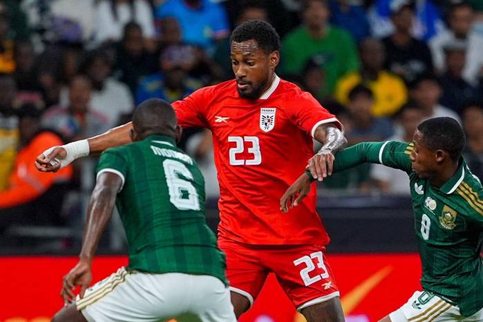Amir Murillo durante el partido contra Sudáfrica.