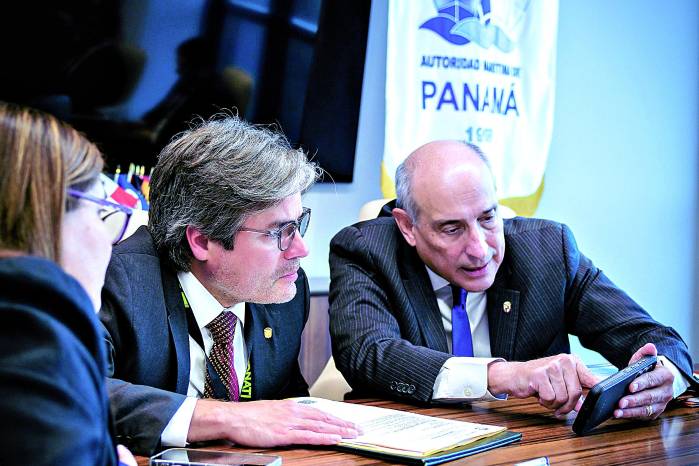 Entrega de documentación original correspondiente a un terreno de propiedad estatal ubicado dentro del Recinto Portuario de Vacamonte, asignado en uso y administración a la Autoridad Marítima de Panamá.