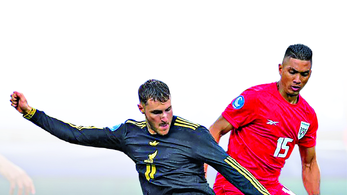 El delantero mexicano Santiago Giménez controla el balón frente al defensa panameño Jorge Gutiérrez, en la final de la Liga de Naciones de la Concacaf.