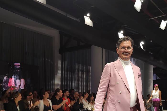El diseñador Jurandir de Oliveira felicitado por el público.