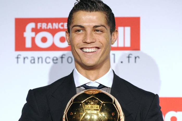 Cristiano Ronaldo recibiendo el Balón de Oro en el 2008.